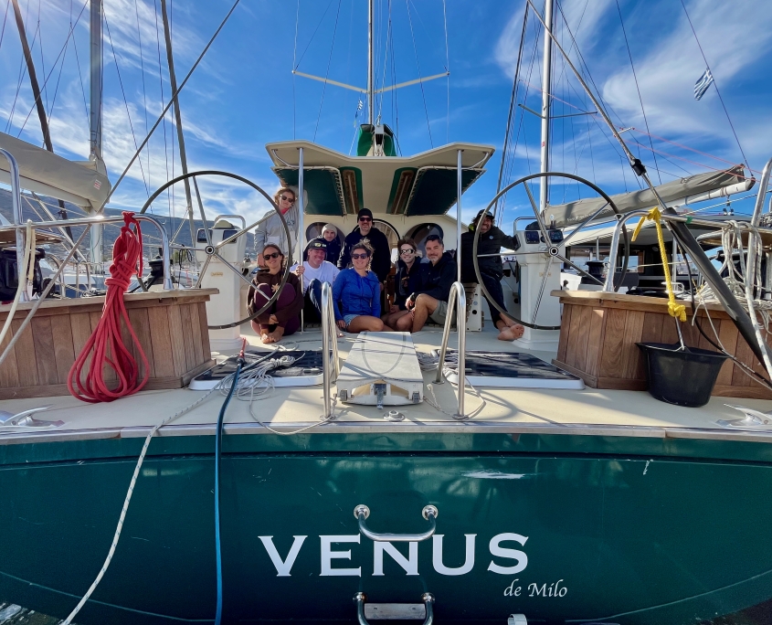 Venus-a-quaie-parikia-paros-2025-AR - 1 Voilier Vénus à l'embarquement de la croisière cabine Cyclades à Parikia, Paros
