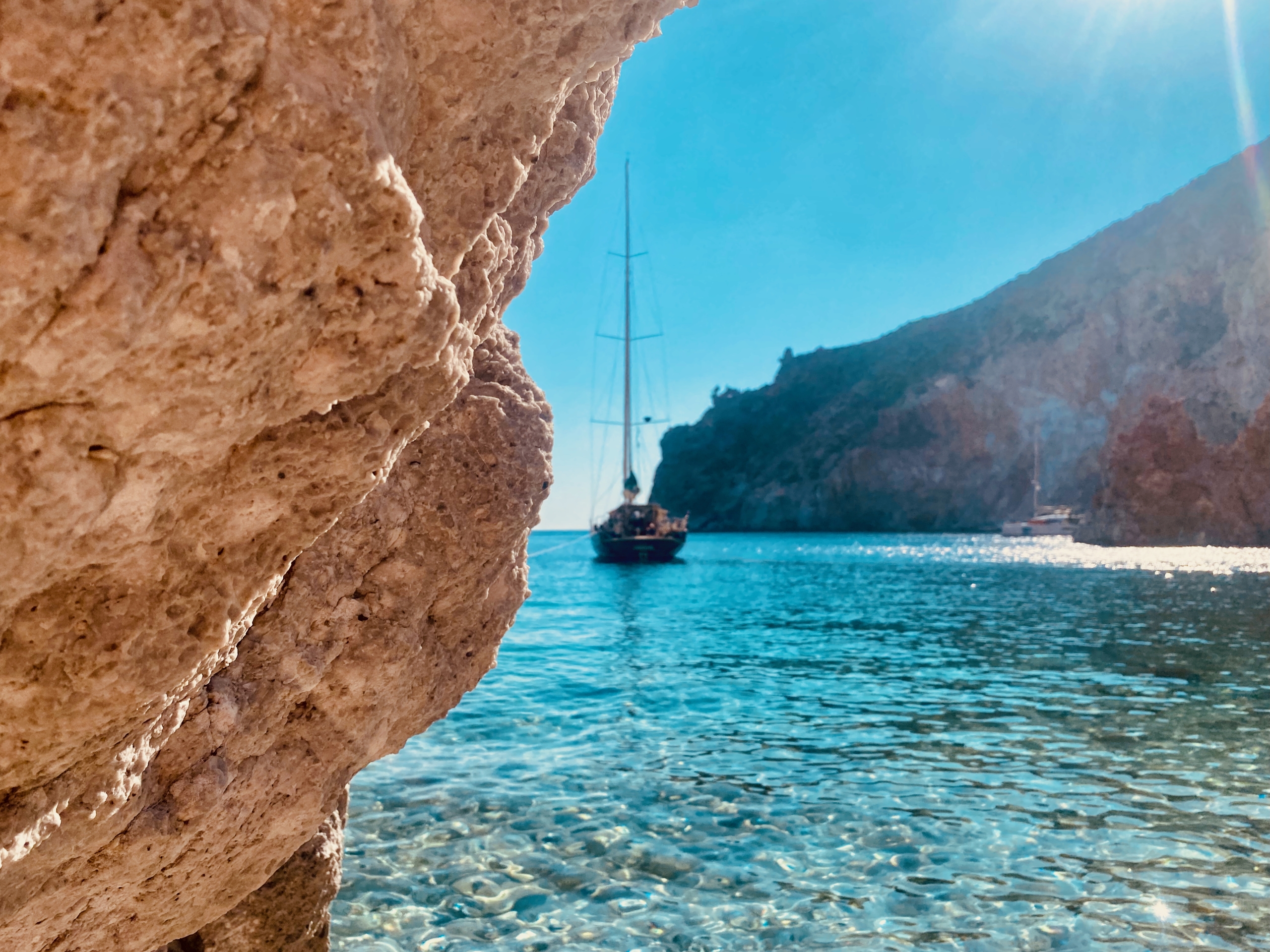 Voilier Vénus au mouillage à Polyaigos