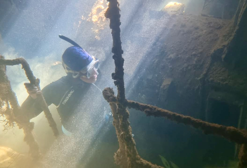 Tombant sous-marin exploré pendant un stage apnée yoga en Grèce en mer Égée