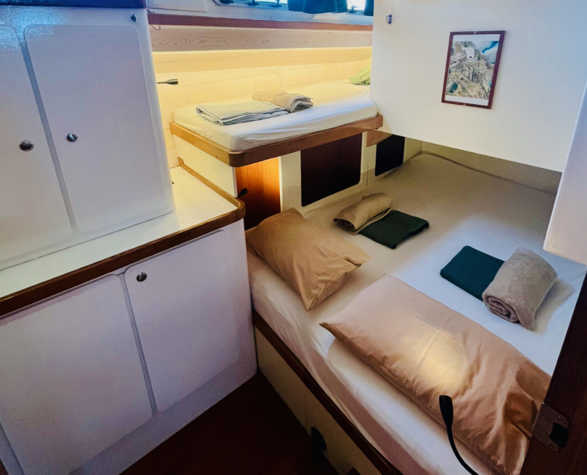 Cabine confortable à bord du voilier Venus pour une croisière à la voile en Grèce