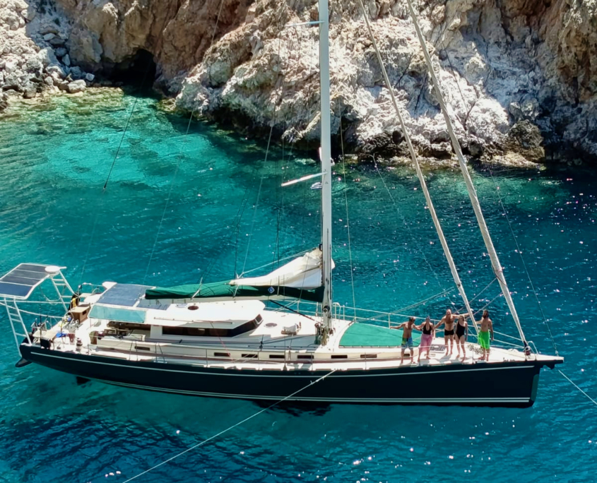 Mouillage du voilier Venus à Polyaigos, croisière en Grèce dans les Cyclades