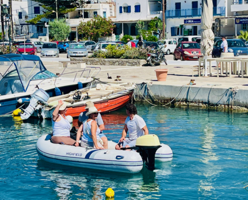 venus-client-annexe-parikia-debarquement-paros - 1 Débarquement des passagers à Parikia après une semaine de croisière voile aux Cyclades